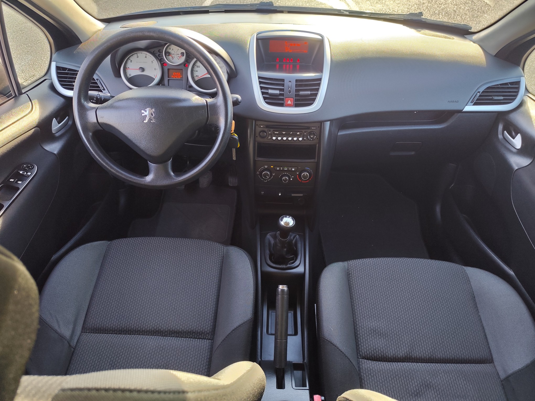 PEUGEOT 207 1.4 GASOLINA 73 CV 2010 143.000 KM MANUAL