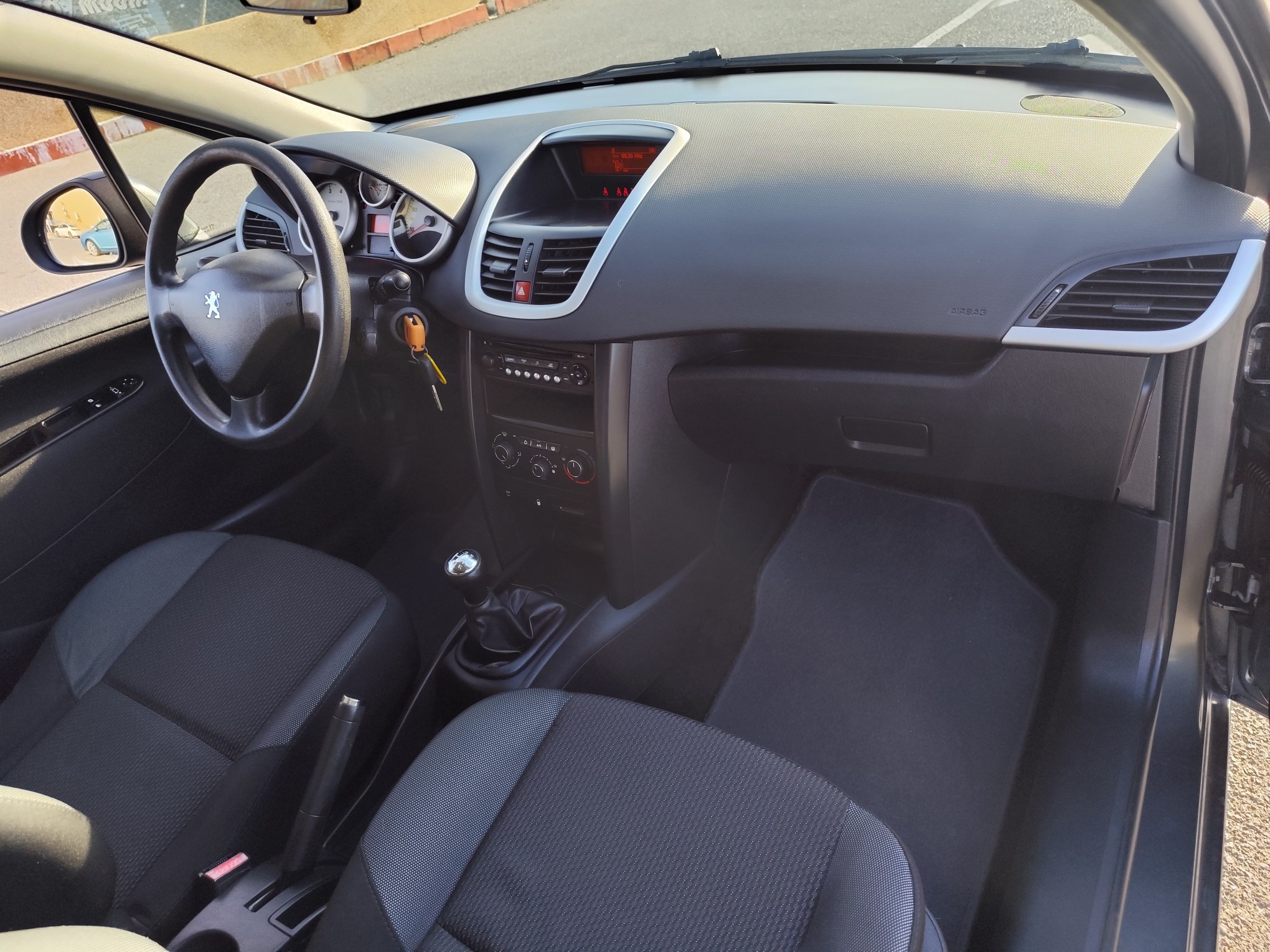 PEUGEOT 207 1.4 GASOLINA 73 CV 2010 143.000 KM MANUAL