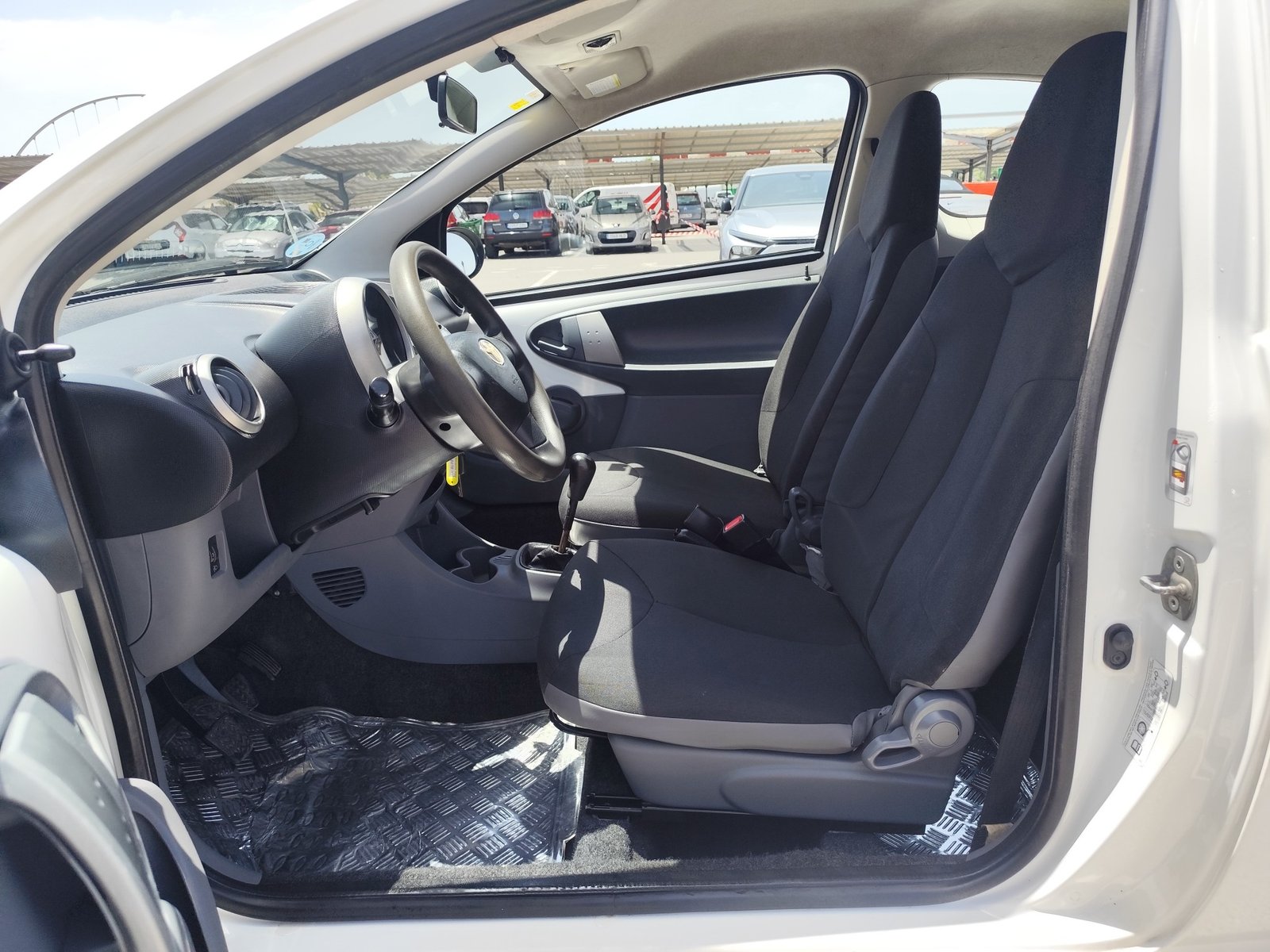 TOYOTA AYGO 1.0 GASOLINA 68 CV 2011 193.000 KM MANUAL