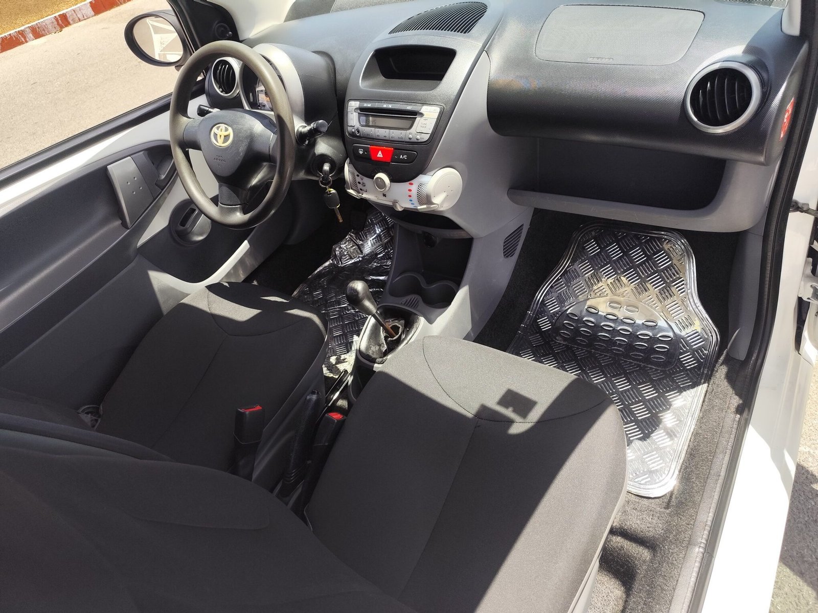TOYOTA AYGO 1.0 GASOLINA 68 CV 2011 193.000 KM MANUAL