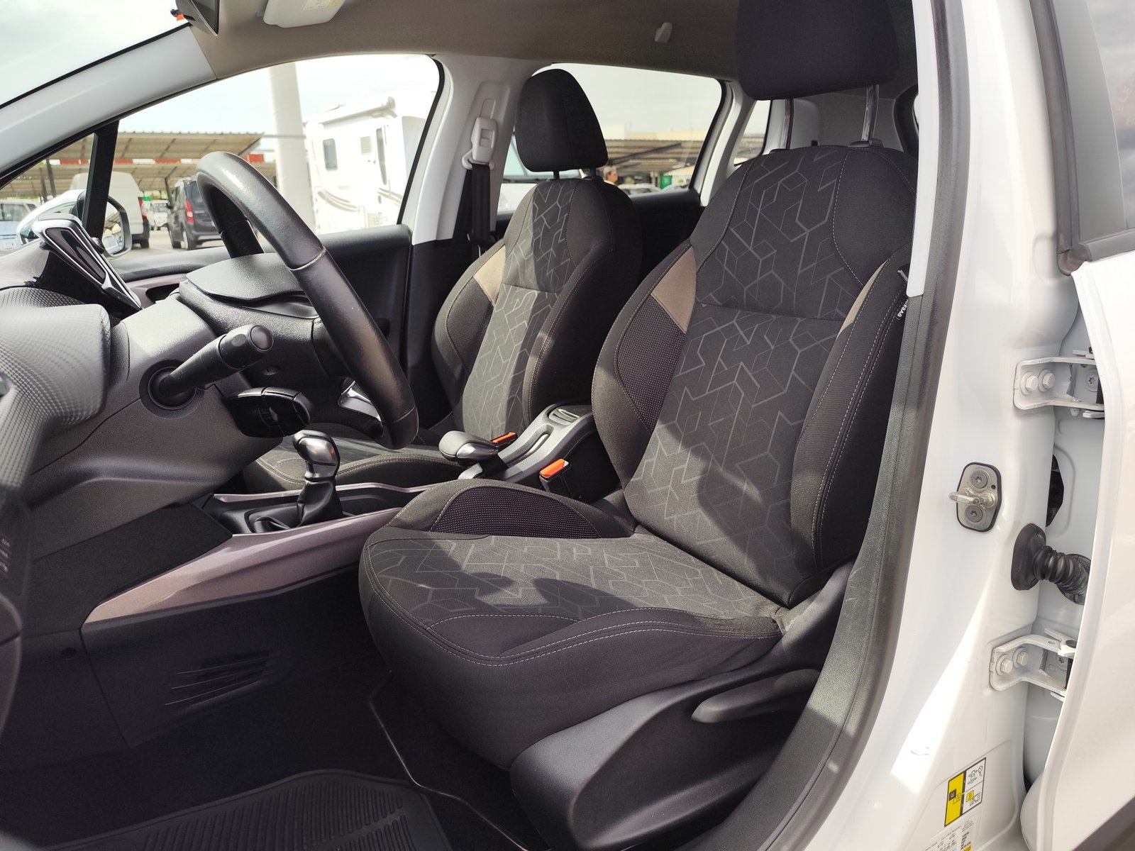 PEUGEOT 2008 1.2 GASOLINA 110 CV 126.000 KM 2016 MANUAL