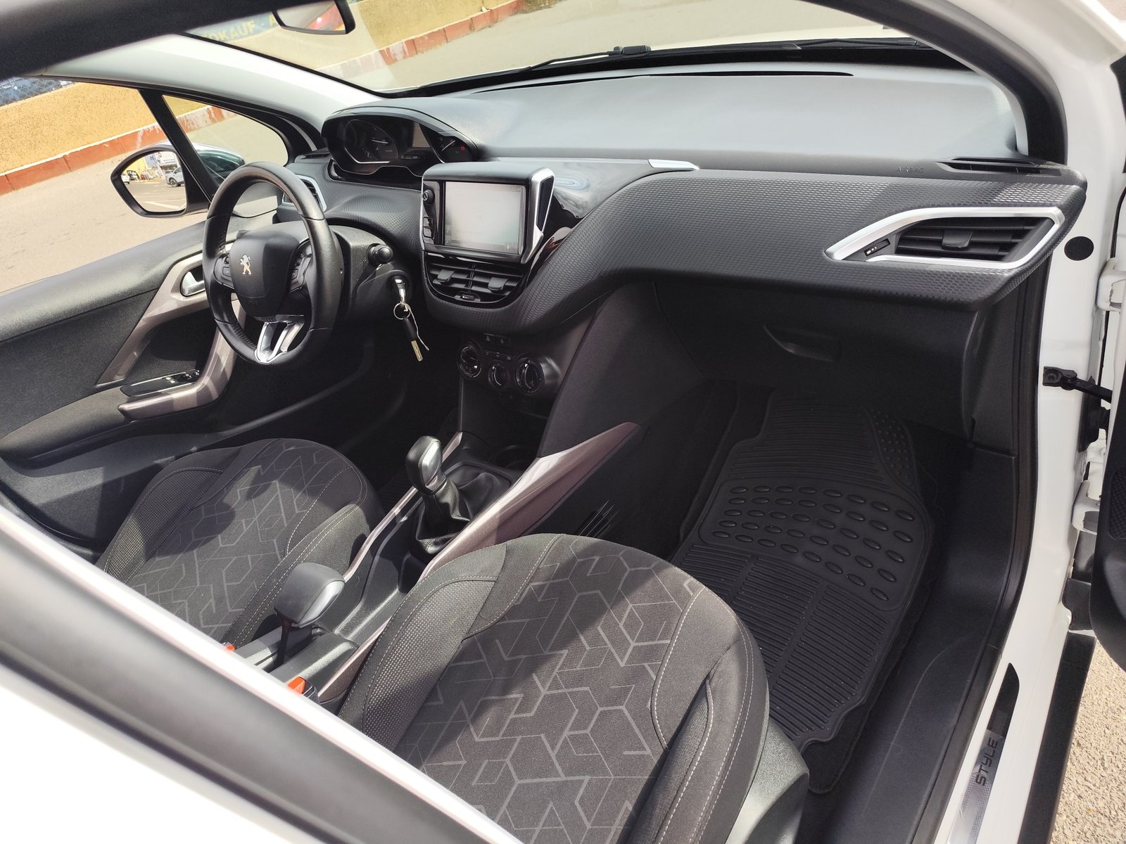 PEUGEOT 2008 1.2 GASOLINA 110 CV 126.000 KM 2016 MANUAL