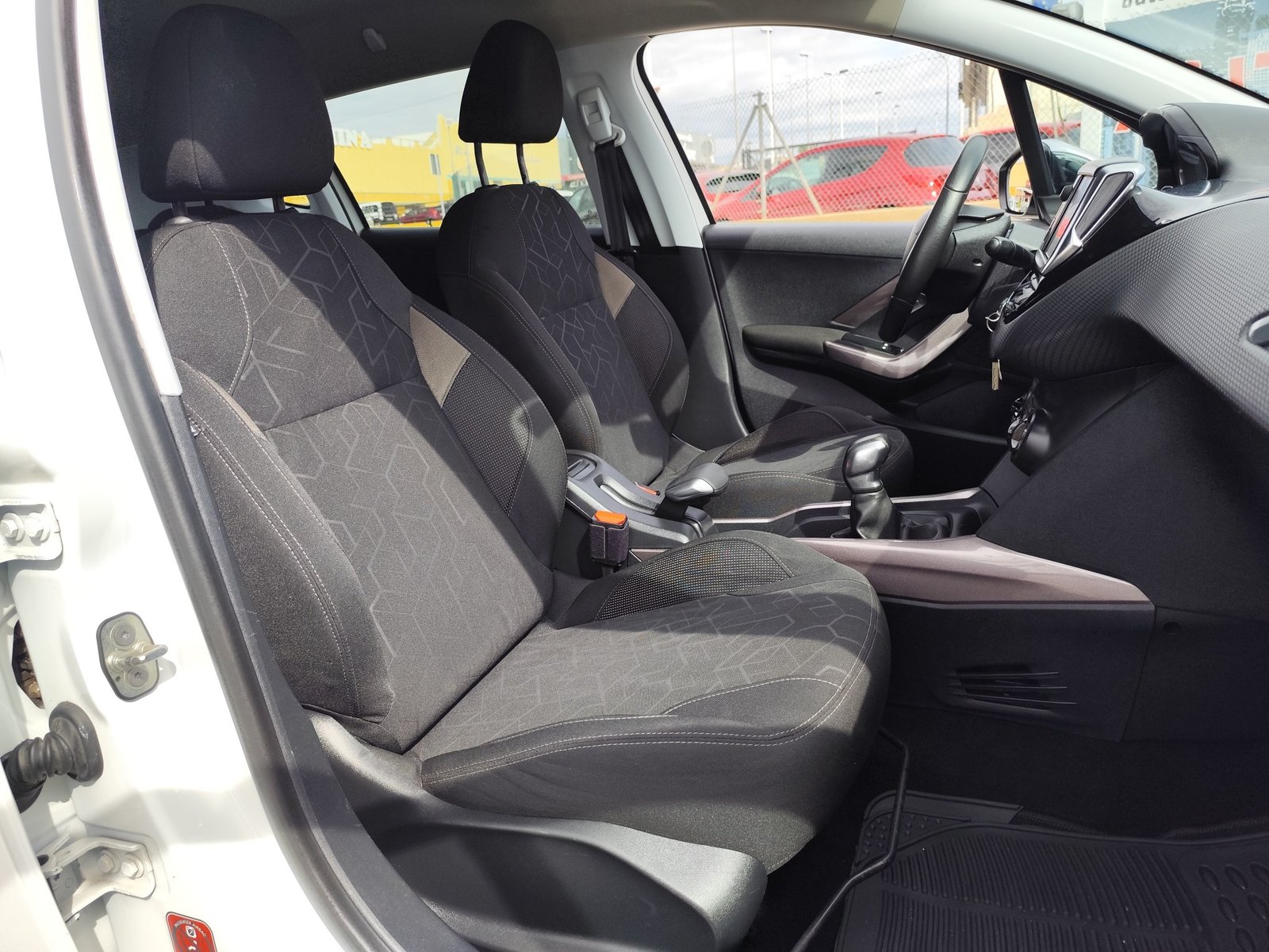 PEUGEOT 2008 1.2 GASOLINA 110 CV 126.000 KM 2016 MANUAL